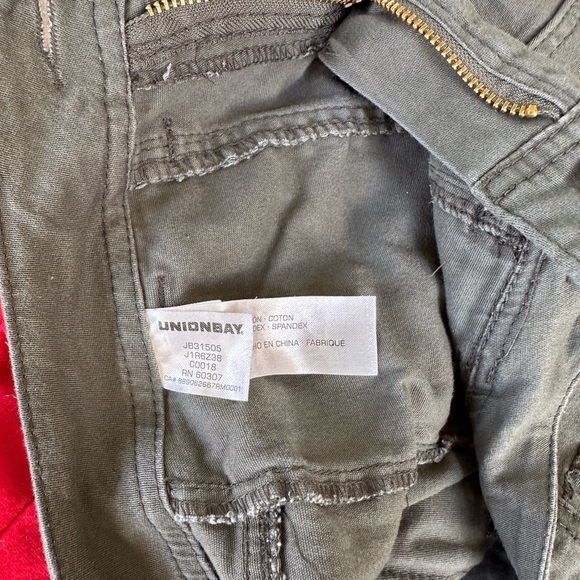 UNIONBAY Women's Olive Cargo Shorts - Picture 6 of 7